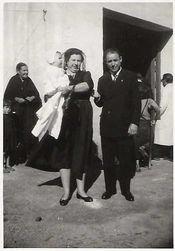 Mi tio abuelo Juan Garnica y su mujer con su hijo Juani el 19-04-1956 en la boda de mis papis