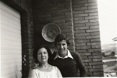 Mi mami y mi primo Juan Carlos (q.e.p.d.) en el balcn de mi casa