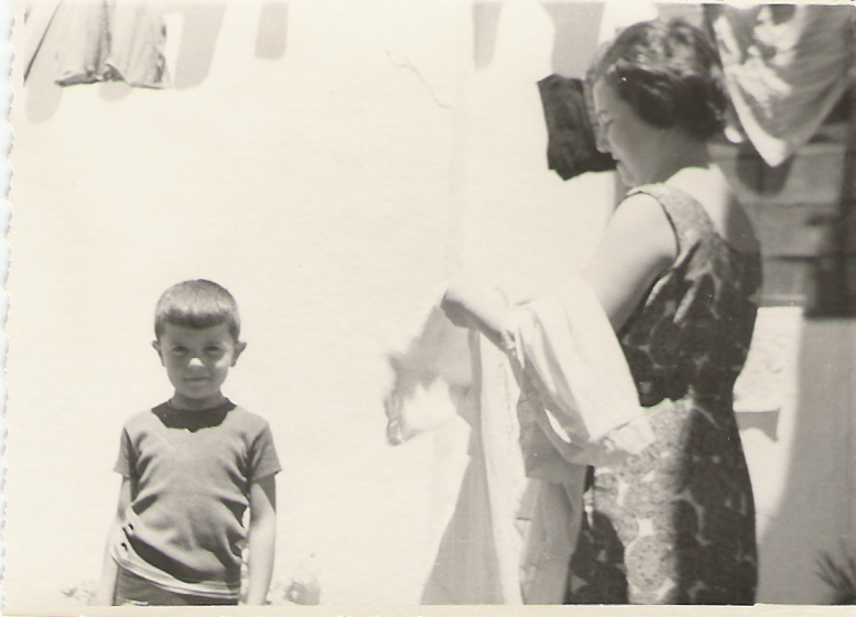 Mami y Jorge en agosto de 1966 en el patio de la calle Ancha