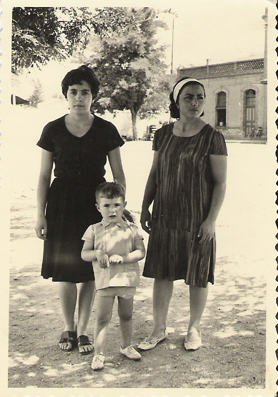 Mi tita Mari Garnica con su hijo Richard y Paqui Zoyo