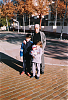 Mi to Ricardo con sus nietos Juan Carlos y Patricia el 06-01-2000